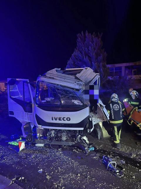 Yağışta yoldan çıkan kamyonet sürücüsü yaralandı