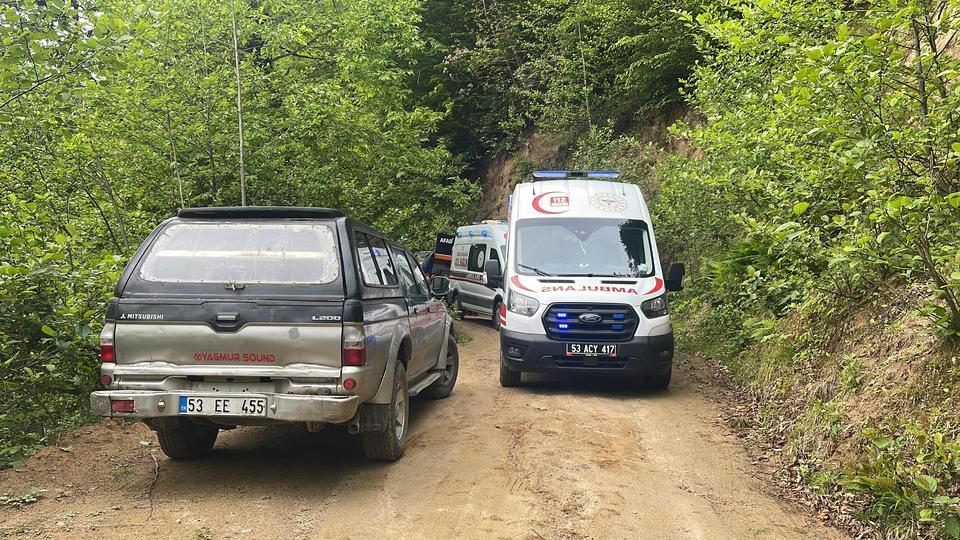 Rize’nin Çayeli ilçesinde kontrolden çıkan aracın uçuruma yuvarlandığı kazada 1 kişi hayatını kaybetti, 4 kişi yaralandı.