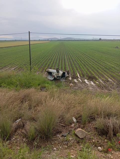 Otomobil tarlaya uçtu: 4 yaralı