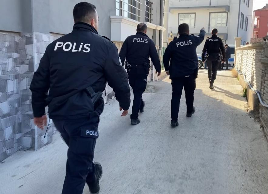 AKSARAY'DA NEFES KESEN POLİS-ŞÜPHELİ KOVALAMACASI KAMERADA 10 AYRI SUÇ KAYDI BULUNAN VE POLİSİ ALARMA GEÇİREN ŞÜPHELİ KOVALAMACA SONUCU KÜMESTE YAKALANDI