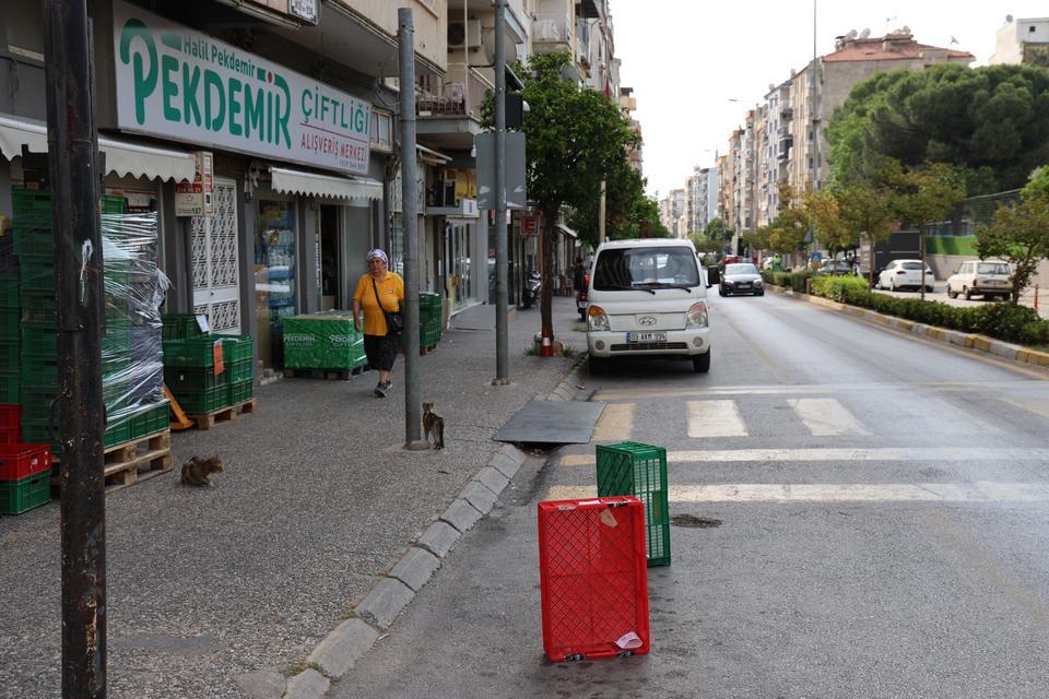 AYDIN'DAKİ TRAFİK VE OTOPARK SIKINTISININ EN ÖNEMLİ NEDENLERİNDEN BİRİ DENETİMSİZLİK ORTAMI BOŞ BULAN ESNAF, KALDIRIMDAN SONRA YOLLARI DA İŞGAL ETMEYE BAŞLADI