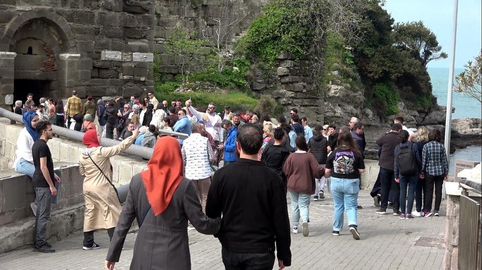 Fatih Sultan Mehmet Han'ın "Çeşm-i Cihan" olarak nitelendirdiği Bartın'ın Amasra ilçesi, 9 günlük bayram tatilinde havaların da sıcak gitmesi üzerine adete doldu taştı. Muhteşem doğası denizi, tarihi ve kültürü ile dikkat çeken Amasra, 8 günde nüfusunun 100 katı turist ağırladı