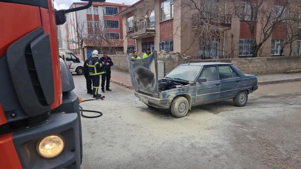 Motor kısmı tutuşan otomobili yanmaktan itfaiye kurtardı