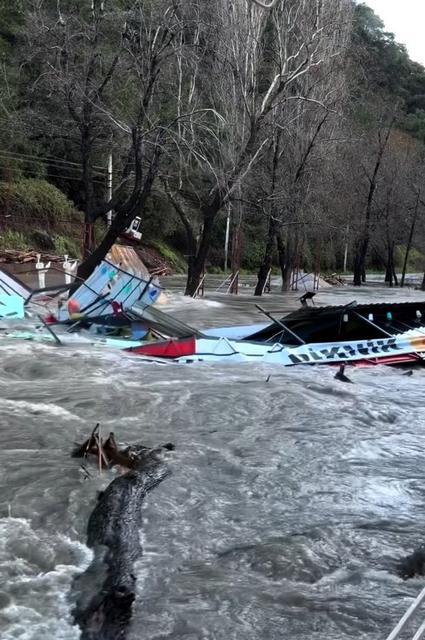 TAŞAN ÇAYDAKİ İŞLETME YIKILDI, SULARA KAPILMAK ÜZERE OLAN BİR KÖPEK SON ANDA KURTARILDI EVLERİN ZEMİN KATLARI SULAR ALTIN KALDI, SAHİL EŞYALAR İLE DOLDU SU TAŞKINI DRONE İLE HAVADAN GÖRÜNTÜLENDİ