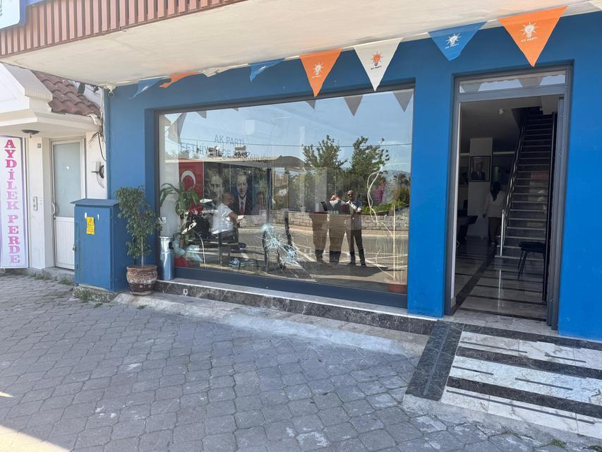FETHİYE'DE AK PARTİ İLÇE BAŞKANLIĞI BİNASINA TAŞLI SALDIRI