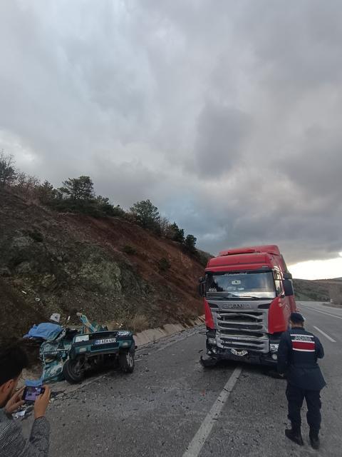 TOKAT'TA TIR İLE OTOMOBİL ÇARPIŞTI: 2 ÖLÜ, 1 YARALI