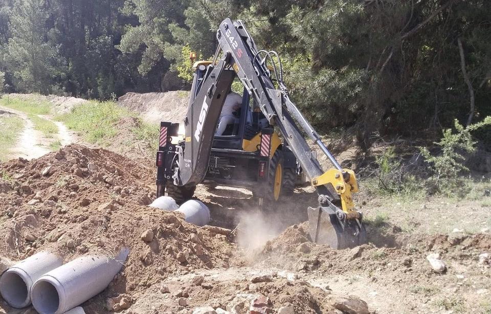 Karacasu'da yağmur suyu tahliye hattı çalışması
