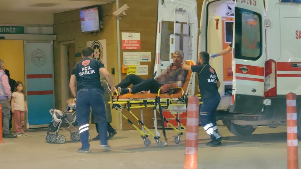 Bursa'nın İnegöl ilçesinde birlikte alkol alan şahıslar arasında çıkan kavgada bir kişi, kırılan şişe ile boğazından ağır yaralandı. Şişeyle arkadaşını yaralayan şüpheli de darp sonucu yaralandı.