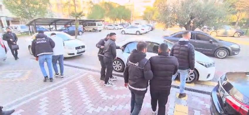 AKHİSAR'DA UYUŞTURUCU TACİRLERİNE DARBE: 3 KİŞİ TUTUKLANDI