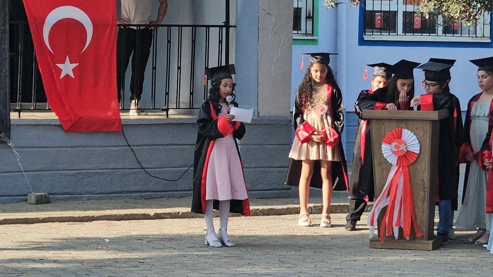 UMURLU ATATÜRK İLKOKULU'NDA MEZUNİYET HEYECANI 4-A SINIFI ANLAMLI BİR GECEYLE VEDA ETTİ