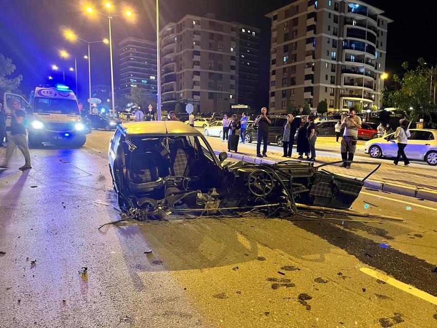LÜKS ARAÇLA ÇARPIŞAN TOFAŞ İKİYE BÖLÜNDÜ İKİ OTOMOBİLİN KARIŞTIĞI KAZDA OTOMOBİLLERDEN BİRİ İKİYE BÖLÜNDÜ