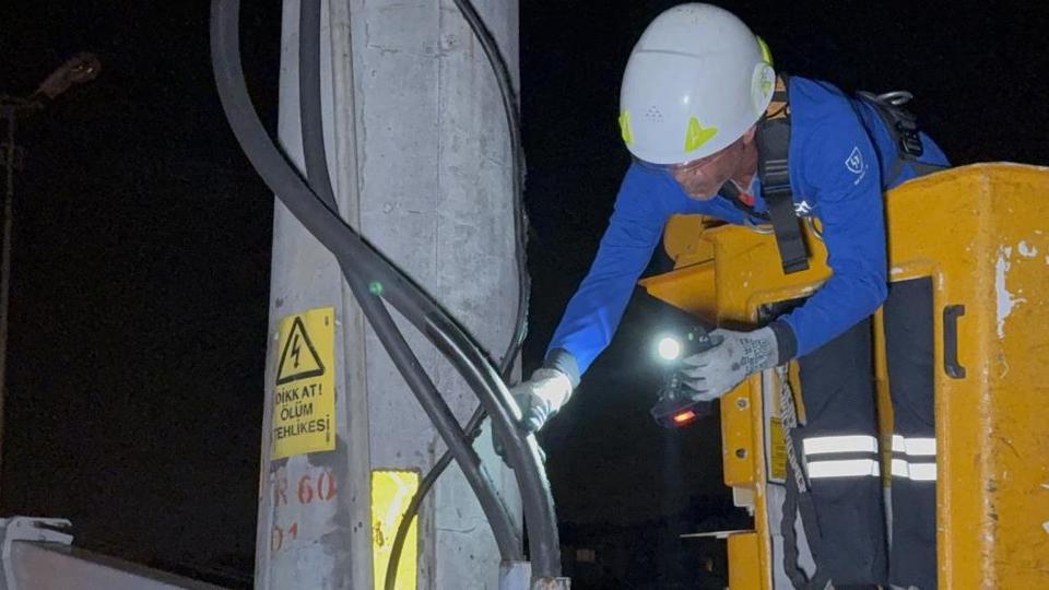 Anız yangını 20 bin nüfuslu mahallenin elektriğini kesti