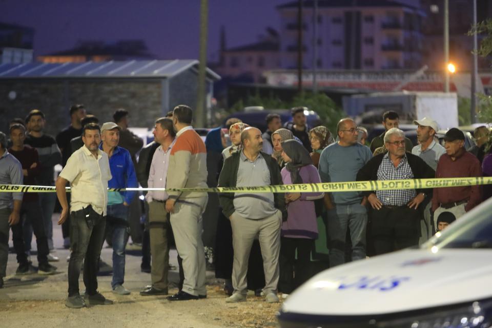 YILLIK İZİNDEKİ POLİS MEMURU DEHŞET SAÇTI: EŞİ VE 2 KIZINI ÖLDÜRDÜ CİNAYETİ DUYUP OLAY YERİNE GELEN AİLENİN YAKINLARI SİNİR KRİZİ GEÇİRDİ