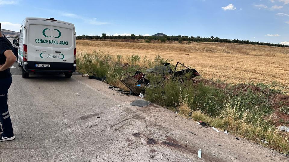 GAZİANTEP'TE FECİ KAZA: 1 ÖLÜ, 2'Sİ AĞIR 5 YARALI GAZİANTEP'TE TRANSİT ARAÇ İLE ÇARPIŞAN OTOMOBİLDEN GERİYE HURDA YIĞINI KALDI