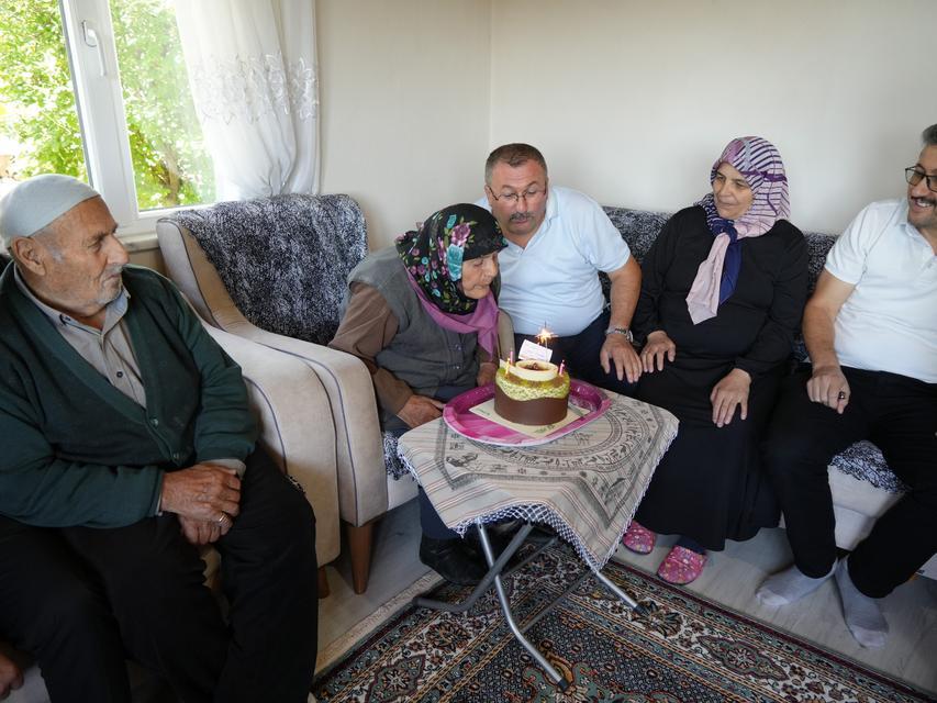 100 YAŞINA GİREN ATİYE NİNEYE, DAVULLU ZURNALI DOĞUMGÜNÜ KUTLAMASI