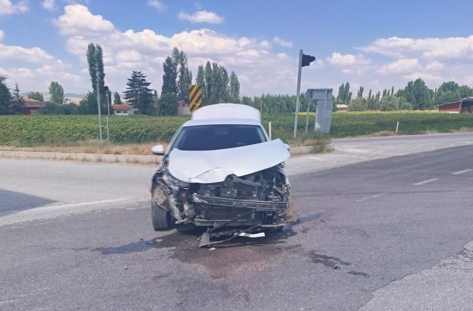 Pikap ile otomobil çarpıştı: 2 yaralı