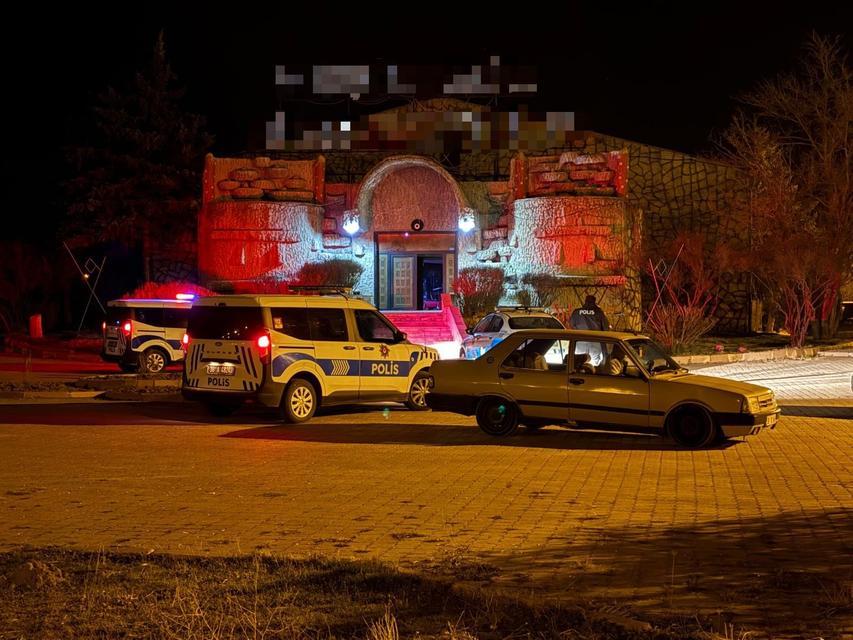 Kavgayı ayırmaya çalışan gece kulübü çalışanı bıçaklandı