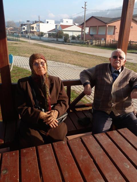 SATTIĞI BAHÇESİNDEKİ KONTEYNIRINI GERİ ALDI, 88 YAŞINDA CEZAEVİNE GİRDİ 80 YAŞINDAKİ KADIN; EŞİNİ BİR TORBA İLAÇLA CEZAEVİNE UĞURLADI