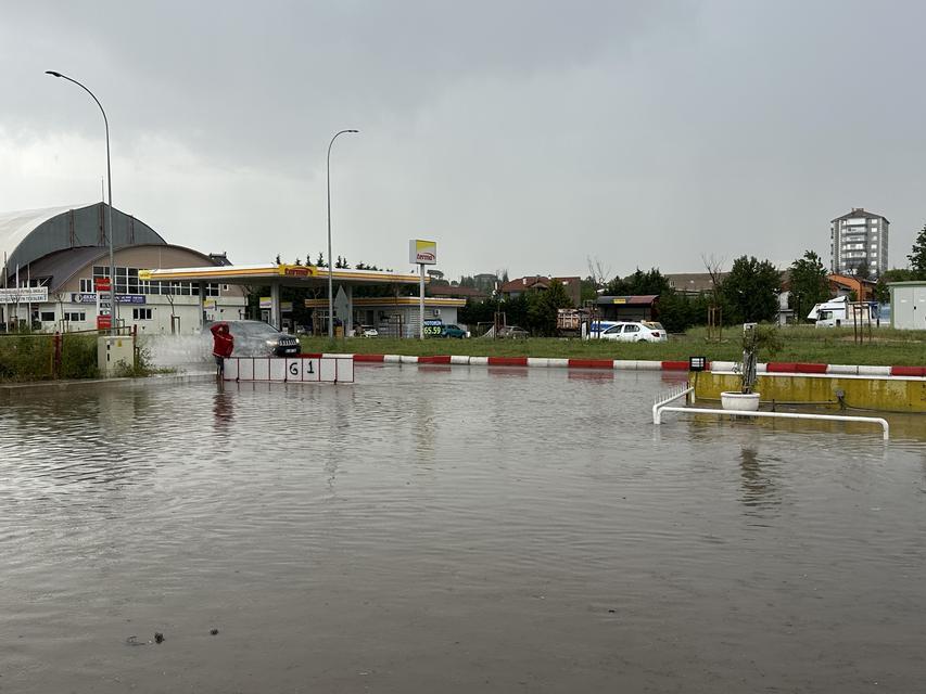 Yollar göle döndü