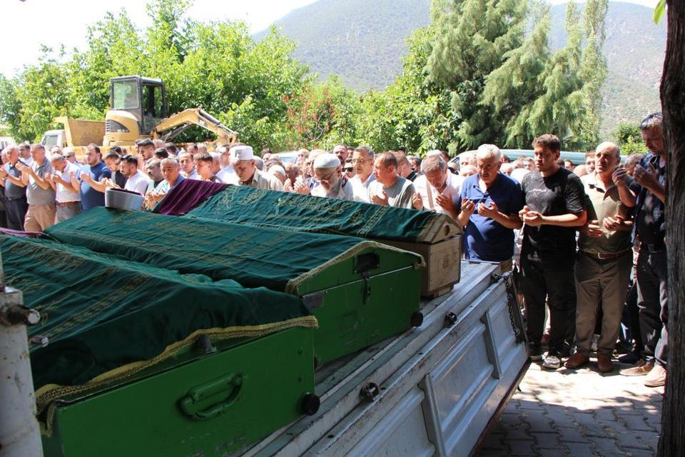 Kazada ölen anneyi, böbreğini verdiği oğlu ve kızı son yolculuğuna uğurlandı