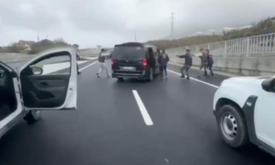 Evine girdikleri kadının ellerini bağlayıp yüz tanıma sistemiyle hesabından 18 bin euro çektiler