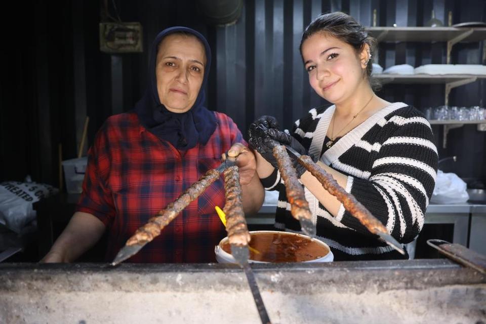13 yaşında garsondu, 18’inde usta oldu: Anne kız gece boyu ızgara başında