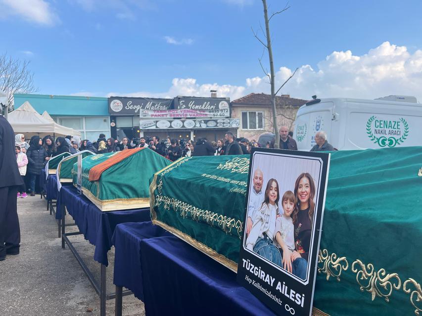 OTELİ BEĞENMEDİKLERİ İÇİN SABAH TERK EDECEKLERDİ, YANGINDA HAYATINI KAYBETTİLER OTEL YANGININDA HAYATINI KAYBEDEN DİŞ HEKİMİ ÇİFT VE 2 ÇOCUĞU SON YOLCULUĞUNA UĞURLANDI OTELİN 7. KATINDA KALAN FECİ YANGINDA HAYATINI KAYBEDEN 4 KİŞİLİK AİLE; YAKINLARININ GÖZYAŞLARIYLA SON YOLCULUĞUNA UĞURLANDI