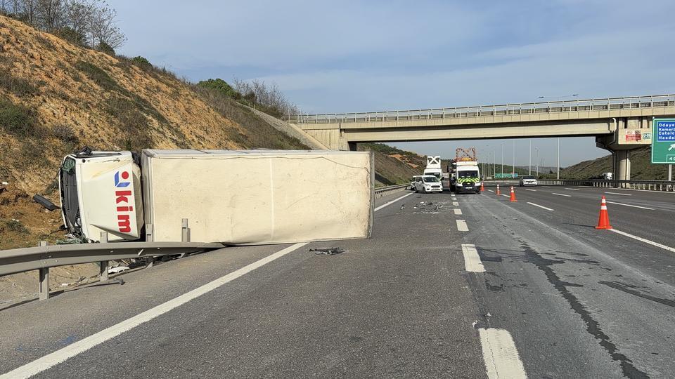 Aynı firmaya ait iki kamyon kaza yaptı