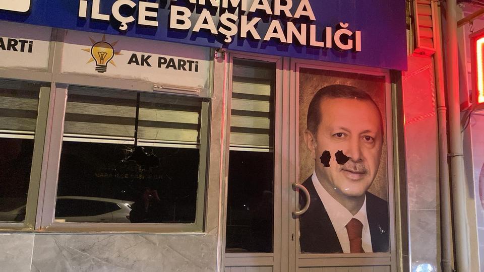 AK PARTİ MARMARA İLÇE BİNASINA TAŞLI SALDIRIYLA İLGİLİ 1 KİŞİ GÖZALTINA ALINDI
