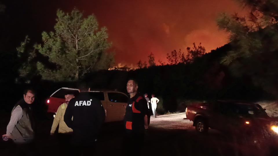 Orman yangını nedeniyle yerleşim yerleri tahliye edildi