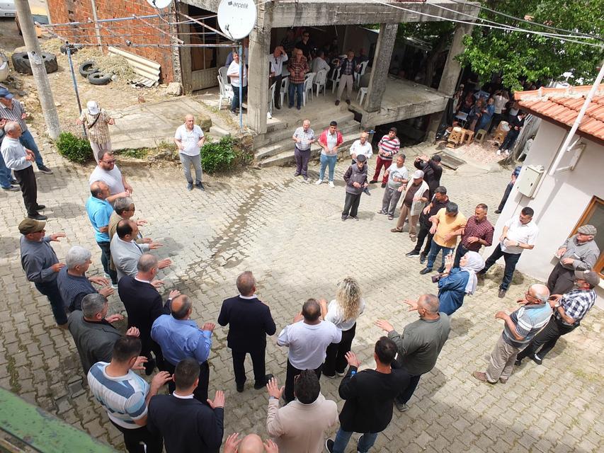 Çiftçiler yağmur duasına çıktı