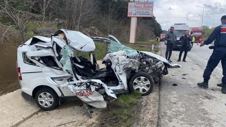 Tıra çarpan hafif ticari araç hurda yığınına döndü: Yaralılar var