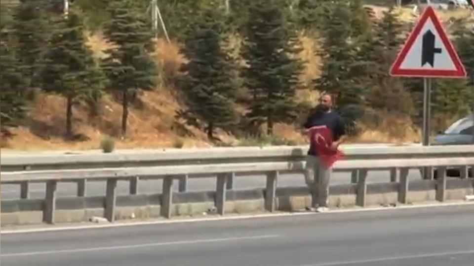 YOLA DÜŞEN TÜRK BAYRAĞINI YERDE BIRAKMADI
