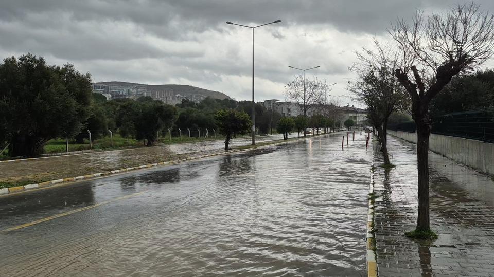 KUŞADASI 30 DAKİKADA YAĞIŞA TESLİM OLDU, ARAÇLAR SELE KAPILDI