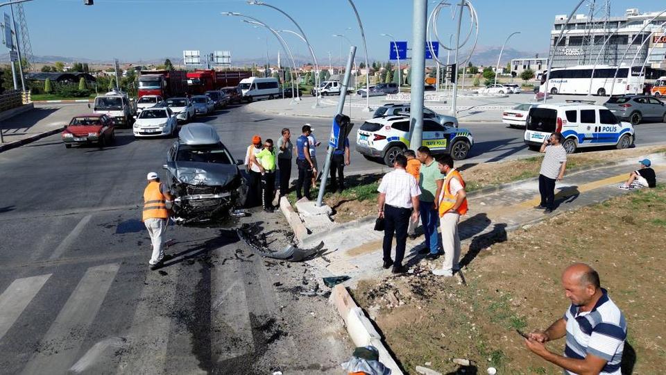 Otomobil ile VİP minibüs çarpıştı: 6'sı Rus, 8 yaralı