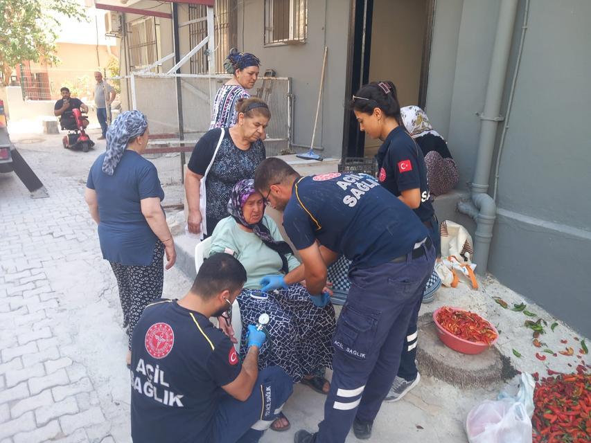 Asansörde mahsur kalan yaşlı kadını itfaiye kurtardı