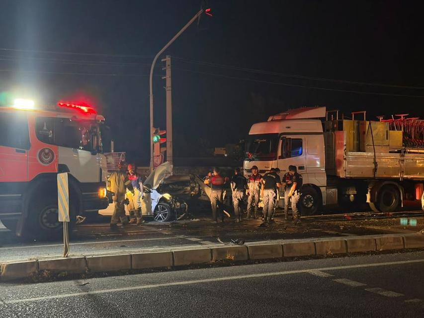 Tır dehşeti! Kırmızı ışıkta bekleyen araçlara çarptı, 5 yaralı