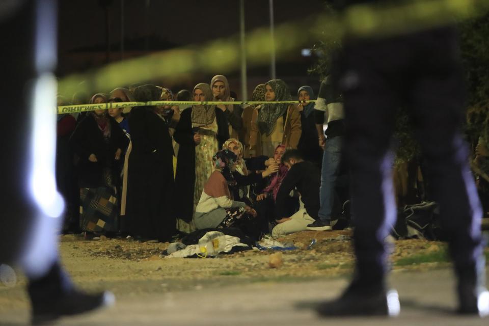 YILLIK İZİNDEKİ POLİS MEMURU DEHŞET SAÇTI: EŞİ VE 2 KIZINI ÖLDÜRDÜ CİNAYETİ DUYUP OLAY YERİNE GELEN AİLENİN YAKINLARI SİNİR KRİZİ GEÇİRDİ