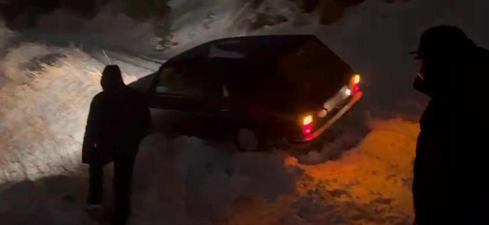 Kara saplanan otomobildeki 3 kişi kurtarıldı