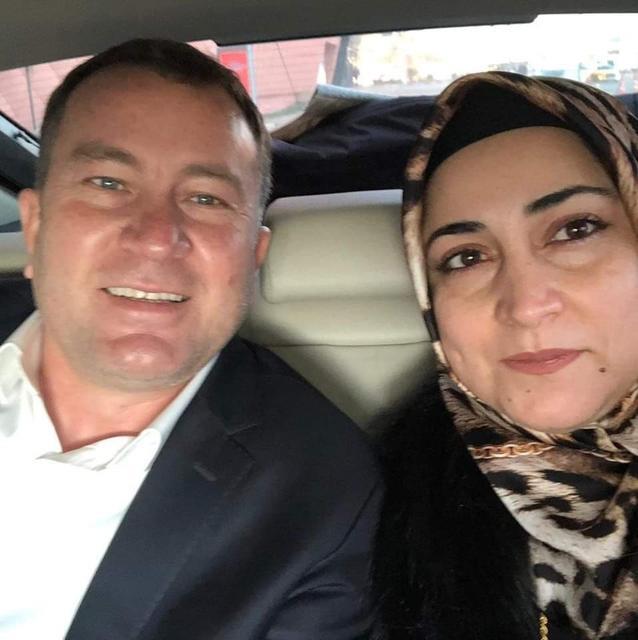 ÖZGÜR ÖZEL'E PROTESTOCU DİYE TANITILAN KADIN BELEDİYE BAŞKANININ EŞİ ÇIKTI ÖNCE TRAKTÖR ÜSTÜNDE POZ VERDİ, SONRA SAHNEDE FISTIK DALI UZATTI