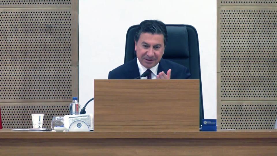 MUĞLA BÜYÜKŞEHİR BELEDİYE MECLİSİNDE GÜLDÜREN 'KIZ İSTEME' DİYALOĞU MUĞLA BÜYÜKŞEHİR BELEDİYE BAŞKANI ARAS, TÜM VATANDAŞLARI DÜĞÜNLERİNE DAVET ETTİ
