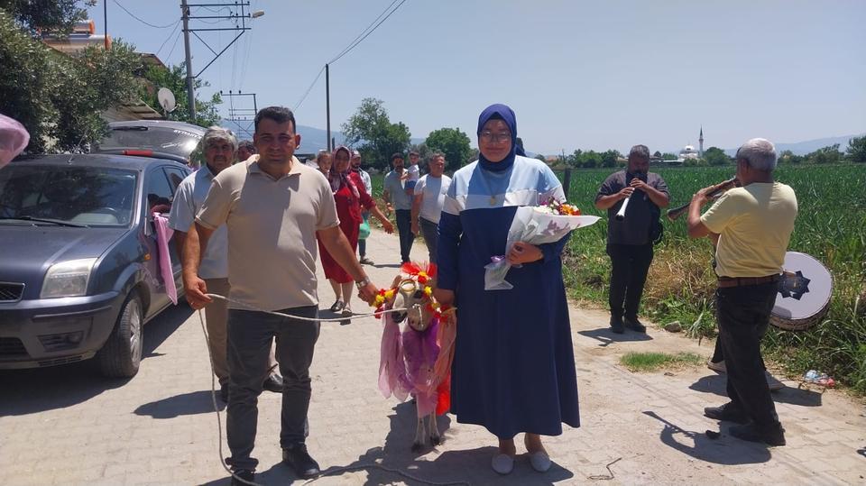 Bayramlık koçu gelin gibi süsleyip davul-zurna eşliğinde getirdi