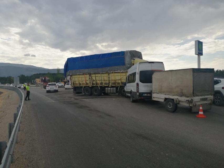 İşçi taşıyan minibüs ile kamyon çarpıştı: 8 yaralı