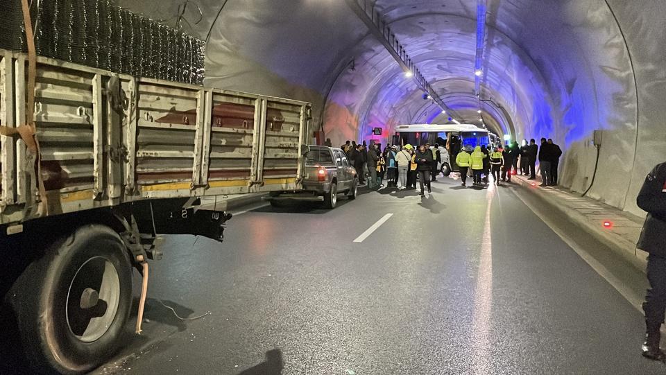 SİVAS'TA MİDİBÜS TIRA ARKADAN ÇARPTI: 10 YARALI