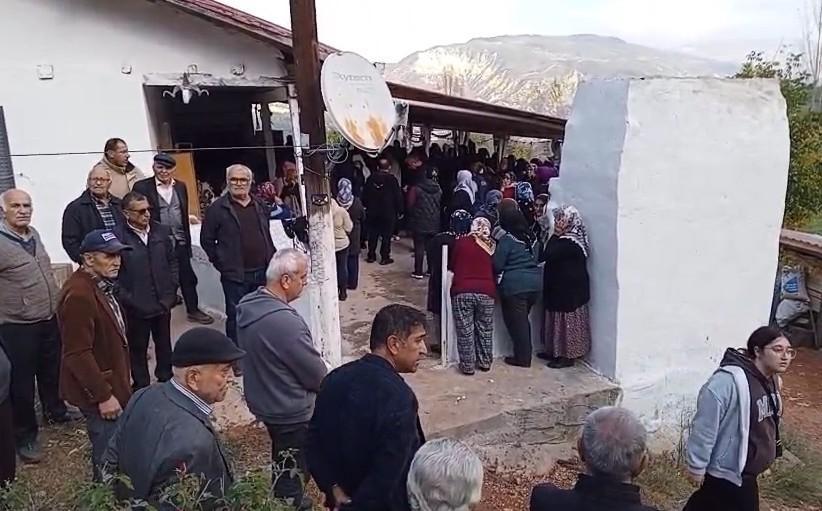 Otel odasında dehşet: Genç kadın toprağa verildi