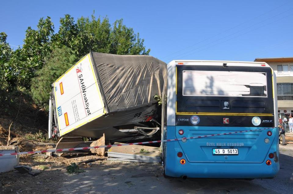 Tır yol kenarında bekleyen polislere çarptı: 1 ölü, 2 yaralı