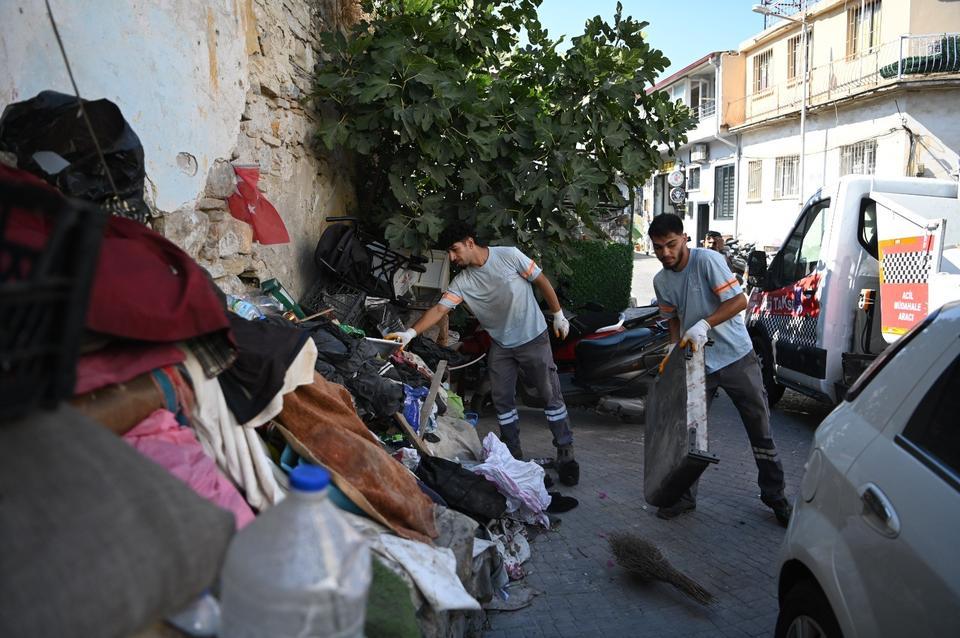 Kuşadası’nda sokağa hurda ve atık bırakanlara zabıta müdahalesi