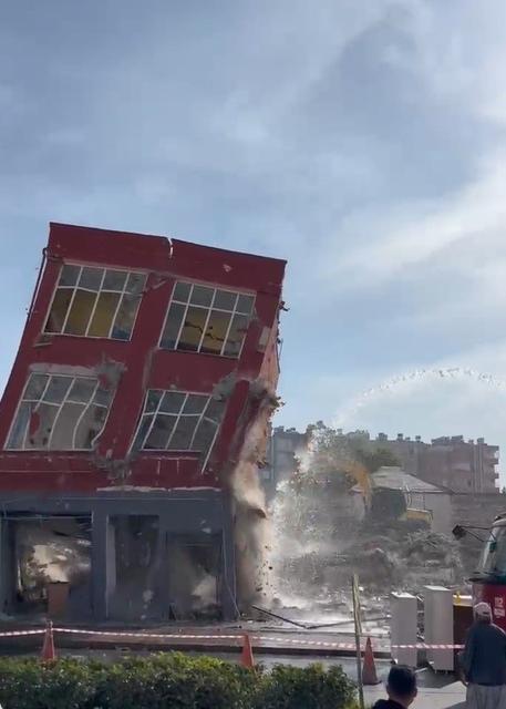 2 katlı bina titreşimle yıkıldı