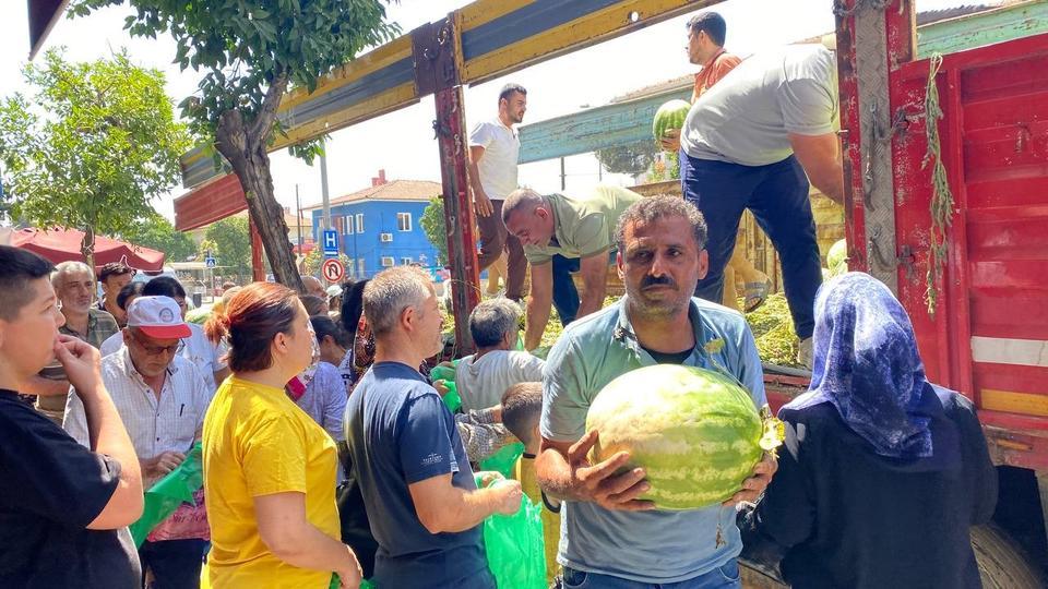 Aydın'da ölen babaları için karpuz hayrı yaptılar
