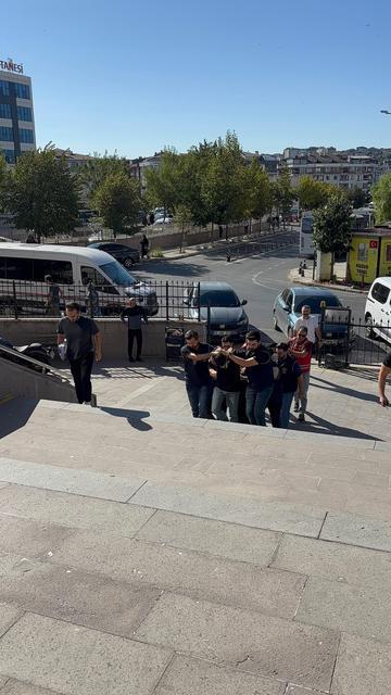 Kız kardeşine atılan mesaja sinirlenen ağabey, dehşet saçtı